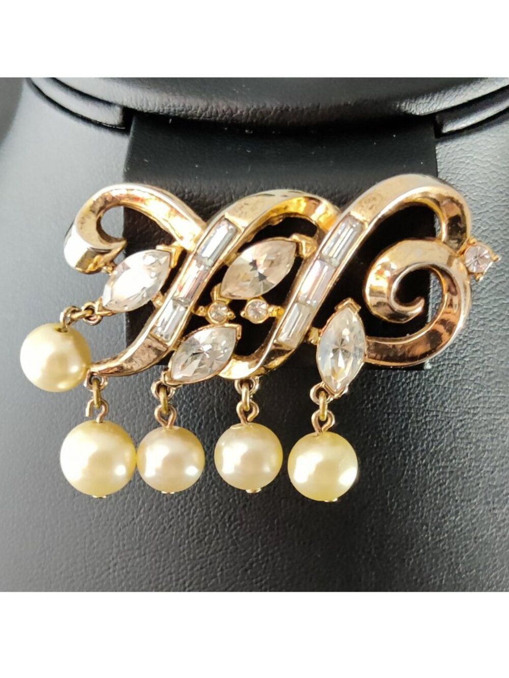 Vintage Signed 1950-60s Crown Trifari Gold A Philippe Scroll Faux Pearl Brooch